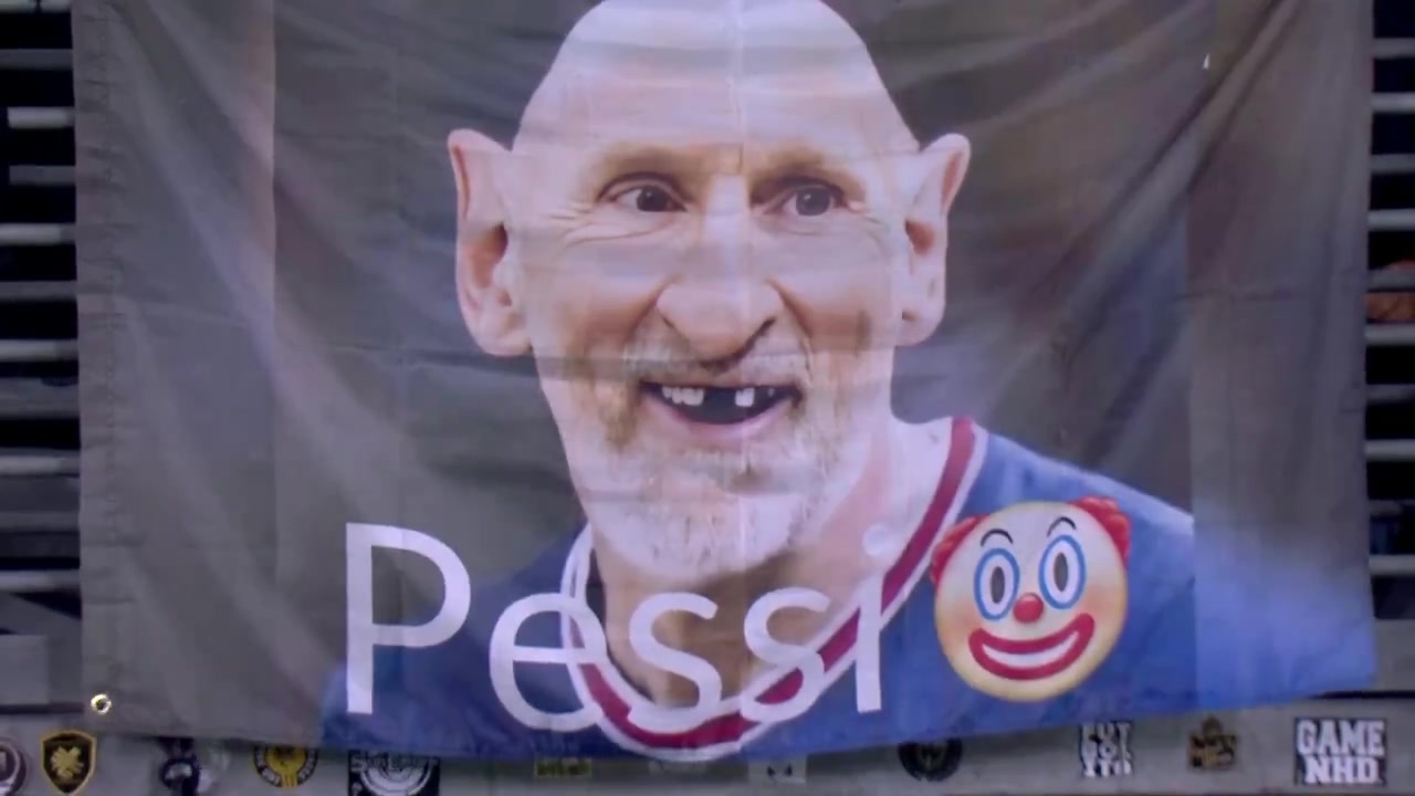 洛杉矶FC主场挂出横幅嘲讽梅西😳图片丑化梅西并附"Pessi🤡"